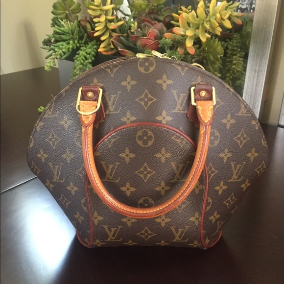 Louis Vuitton Handbags - Louis Vuitton Elipse~. Authentic